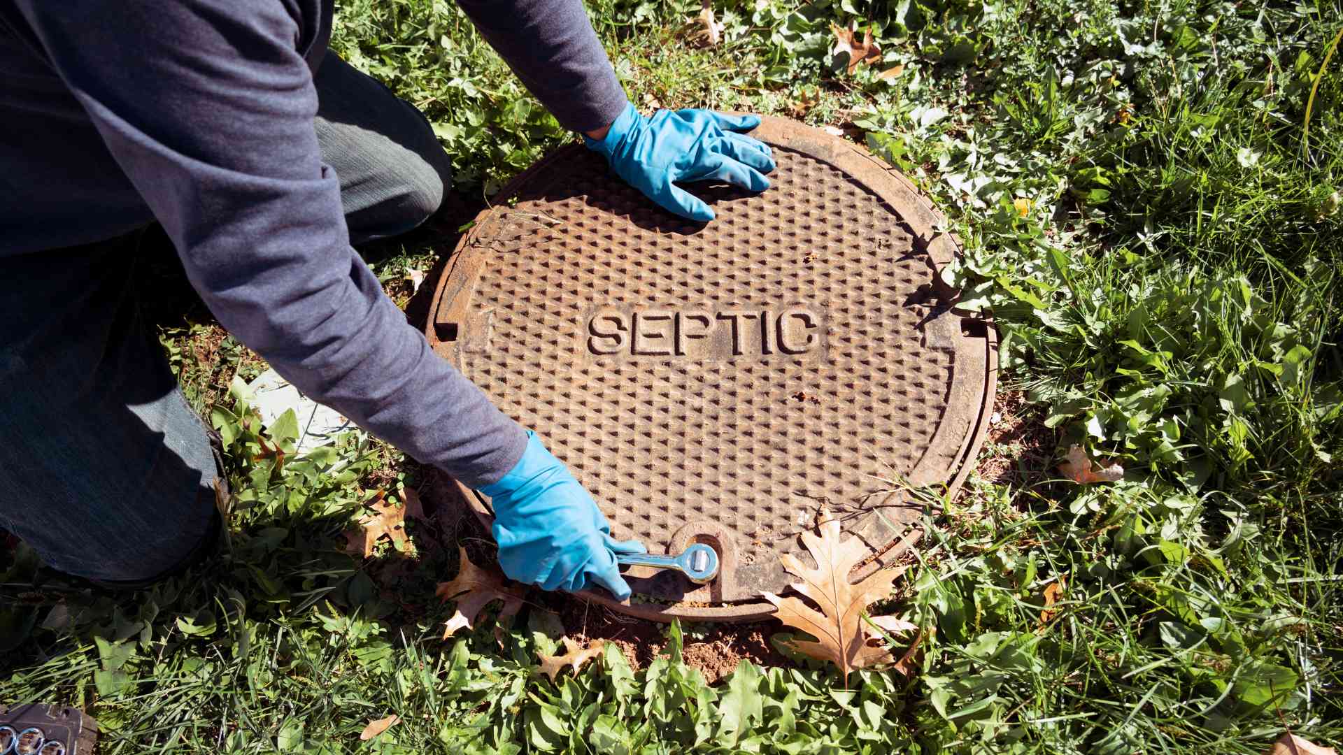 septic inspection services close up hands (1)